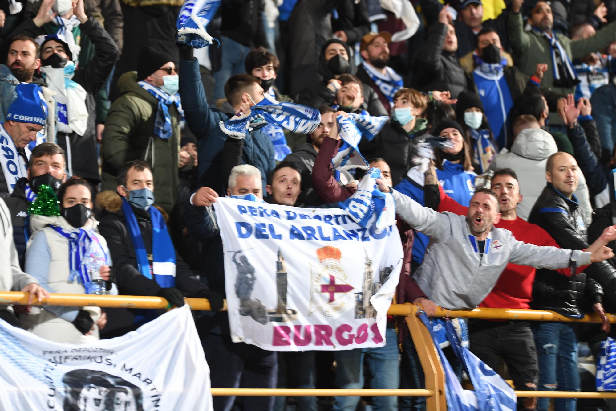 Fiesta blanquiazul en la grada del Reino León tras ganarle 2-3 el Deportivo a la Cultural