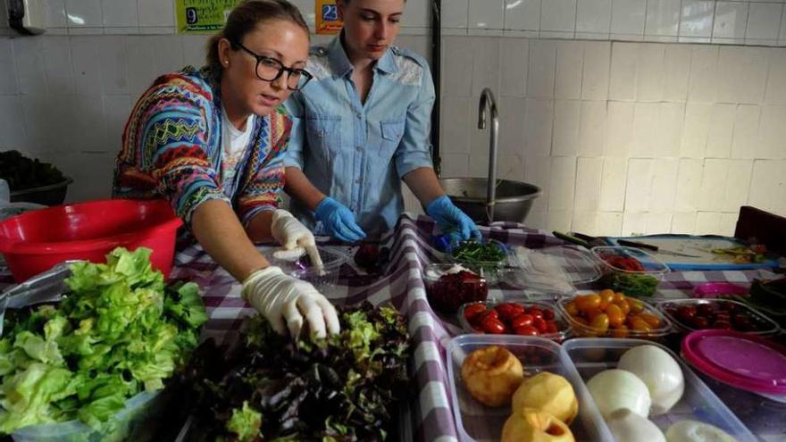 Taller de elaboración de ensaladas realizado en la plaza de la verdura de Vilagarcía. // Iñaki Abella