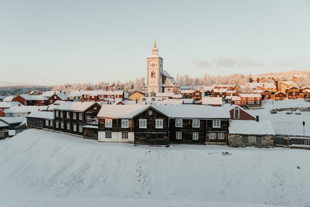La iglesia Bergstadens Ziir y el resto del pueblo bajo una capa de nieve
