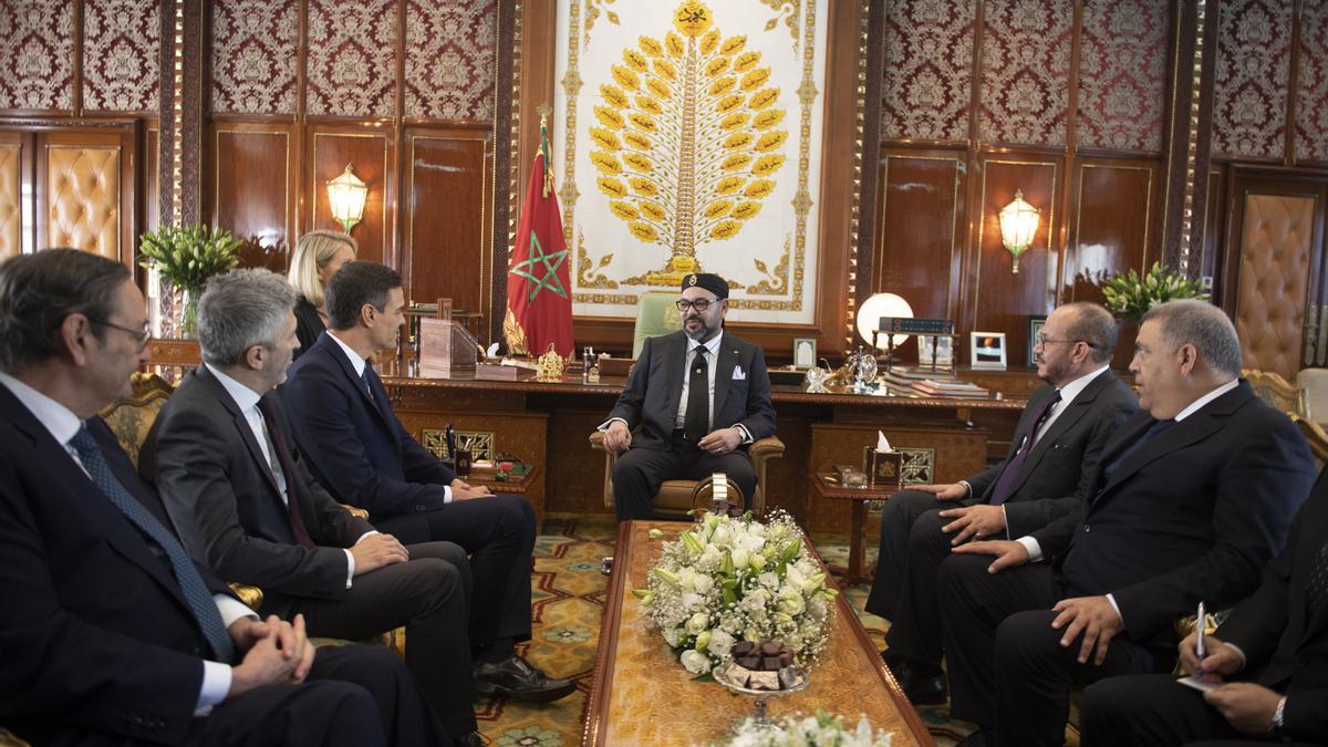 El presidente del Gobierno, Pedro Sánchez, con Mohamed VI, en su primera visita a Rabat en noviembre de 2018.