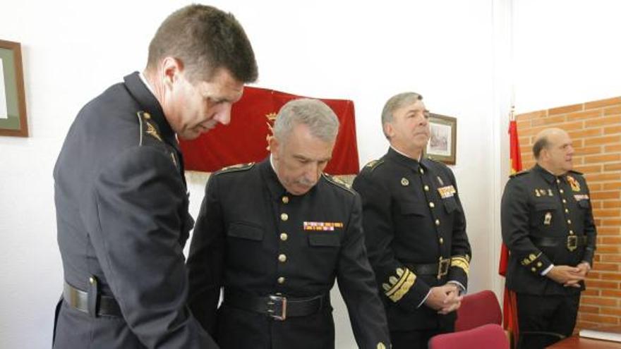 El general de brigada Meléndez, segundo por la dcha., junto a otros mandos, en la presentación.