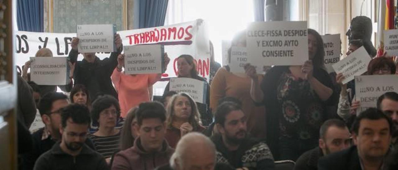 Una de las protestas que se registraron durante el pleno de presupuestos del pasado 15 de febrero.