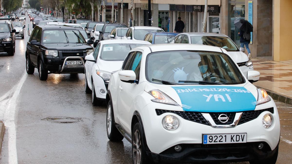 La protesta motorizada de los funcionarios públicos ha recorrido las principales arterias de Ibiza.