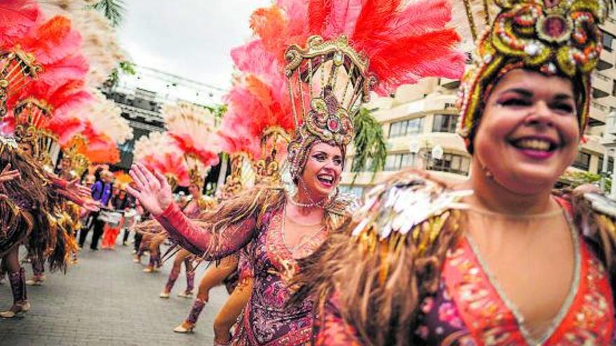 El Carnaval  de Santa Cruz se refugia del calor en los bailes de noche con orquestas 