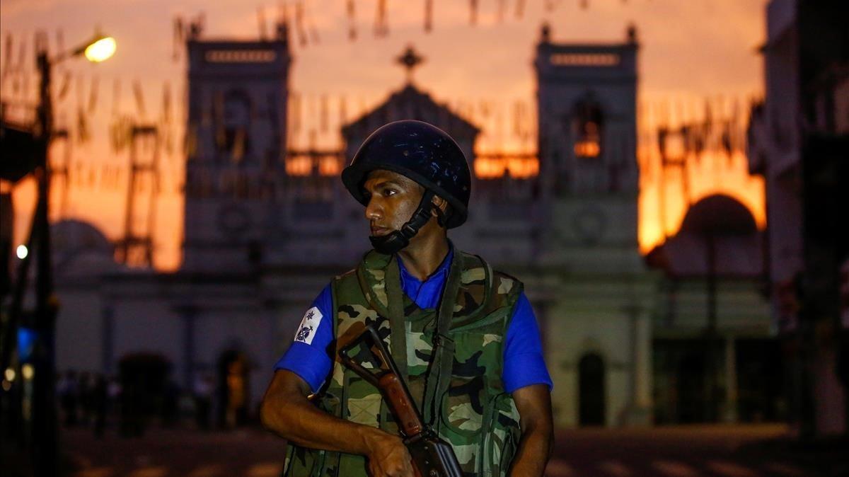 zentauroepp47906701 a security officer stands guard outside st  antony s shrine 190426183445