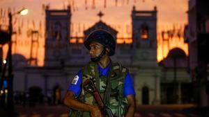 Un soldado monta guardia frente a una iglesia en Colombo.