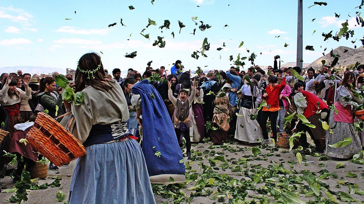 La batalla de las lechugas, uno de los actos más populares de las Fiestas del Medievo de Villena.