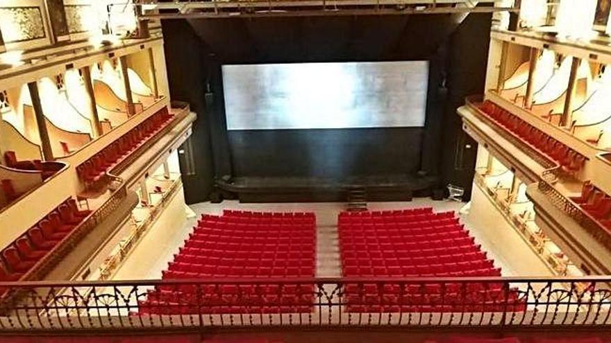 L&#039;interior del teatre El Jardí, amb les noves butaques ja instal·lades.