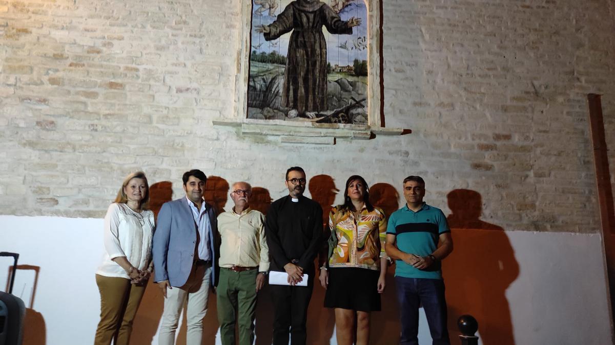 Acto de inauguración del azulejo de San Francisco en Bujalance.