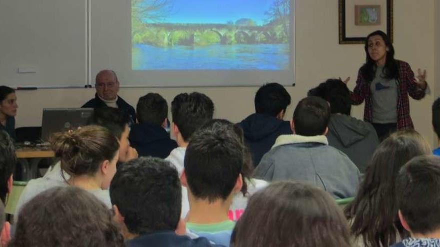 Dos directivas de la asociación vecinal y un ingeniero de Caminos explicaron a los chavales la relevancia arquitectónica e histórica de la pasarela que enlaza Cruces y Boqueixón.