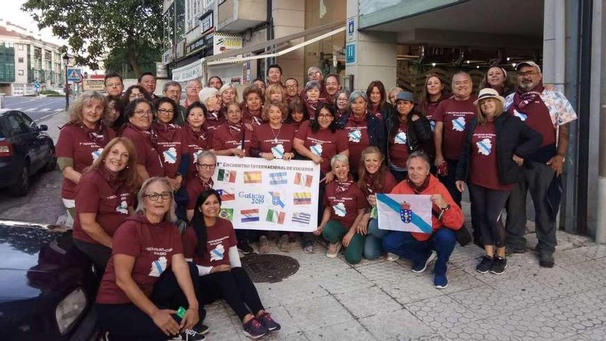 El grupo de viajeros que disfrutan de esta experiencia estos días en Galicia, ayer, delante del Restaurante Hotel Pontiñas de Lalín.