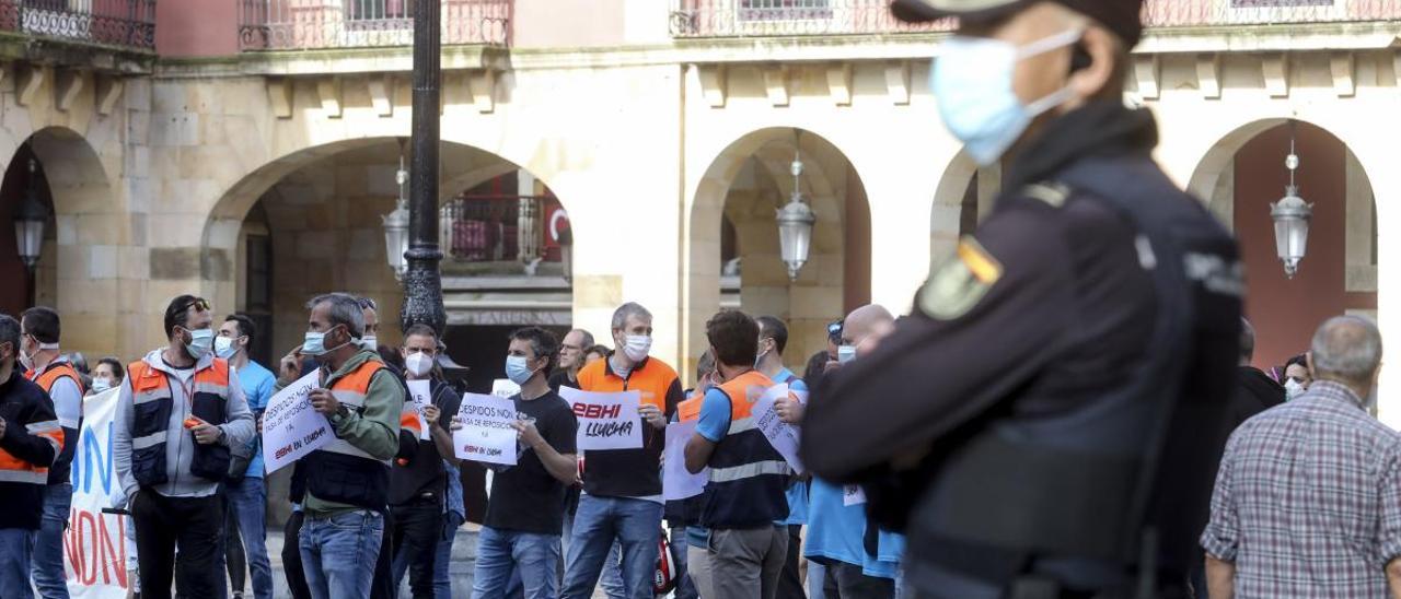 Trabajadores de Ebhisa, en la Plaza Mayor, durante una de sus concentraciones