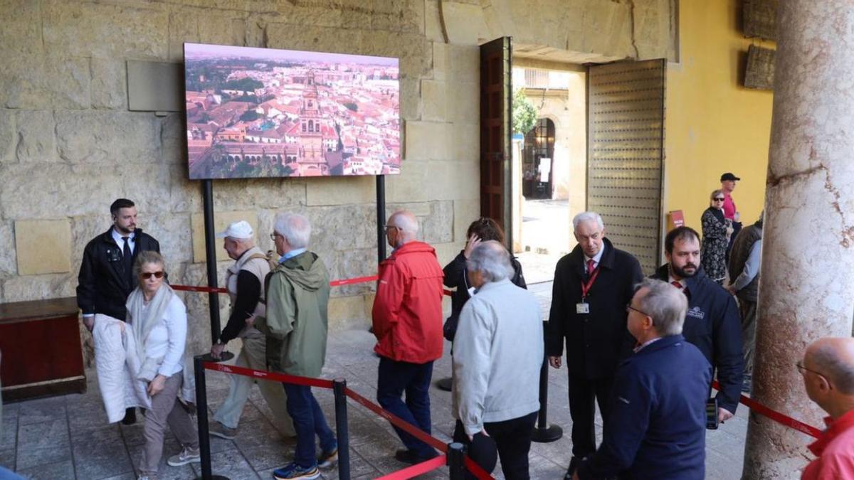 Dos vigilantes velan por la seguridad en una de las entradas de turistas a la Mezquita-Catedral de Córdoba.
