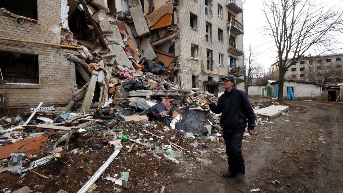 Un hombre mira un edificio destruido en Bajmut.