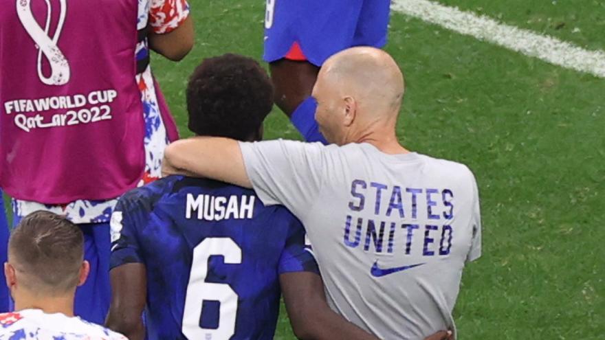 Gregg Berhalter, el seleccionador de EEUU abraza a Yunus Musah, el futbolista del Valencia, tras el empate frente a Inglaterra.