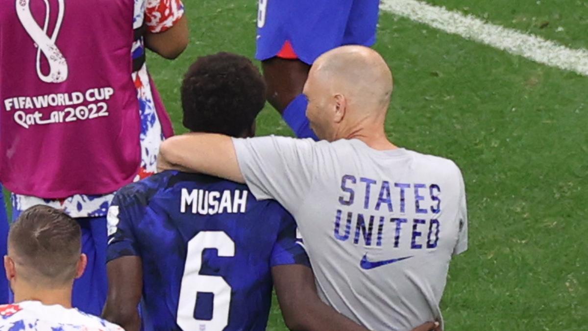 Gregg Berhalter, el seleccionador de EEUU abraza a Yunus Musah, el futbolista del Valencia, tras el empate frente a Inglaterra.