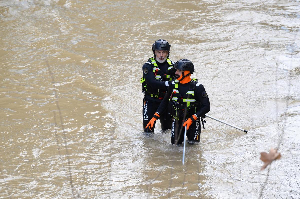 Dos miembros de la Policía Nacional de Zaragoza buscan a Pablo Cebolla en el río Ebro.