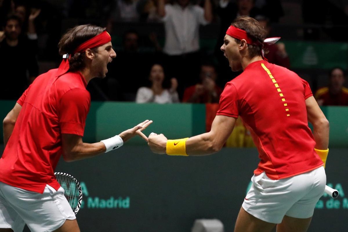 GRAF5821. MADRID, 23/11/2019.- Los españoles Rafa Nadal (d) y Feliciano López, durante el encuentro correspondiente a las semifinales de la Copa Davis que disputan esta noche frente a Gran Bretaña en las instalaciones de la Caja Mágica, en Madrid. EFE/Kiko Huesca.