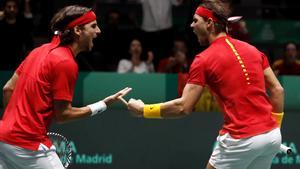GRAF5821. MADRID, 23/11/2019.- Los españoles Rafa Nadal (d) y Feliciano López, durante el encuentro correspondiente a las semifinales de la Copa Davis que disputan esta noche frente a Gran Bretaña en las instalaciones de la Caja Mágica, en Madrid. EFE/Kiko Huesca.