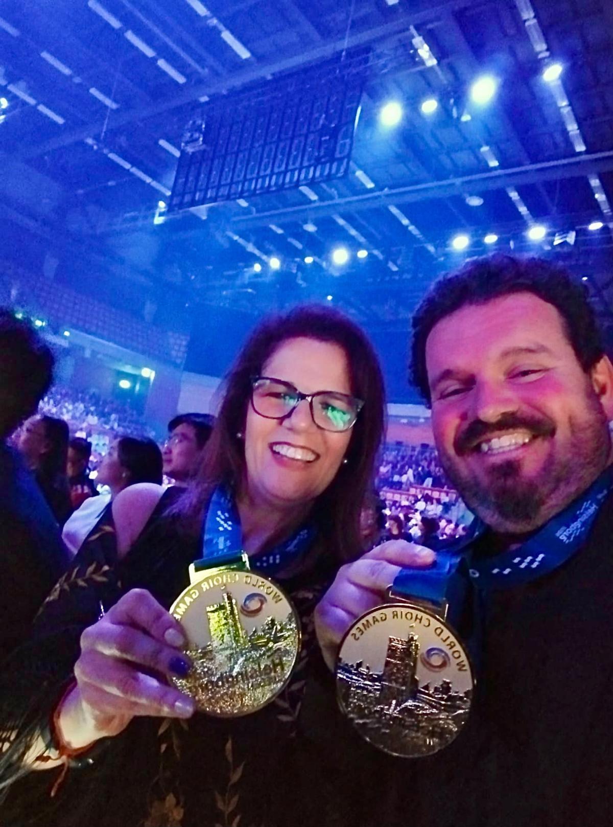 La presidenta de Camerata Lacunensis, Celia Martín, y el director, José Herrera, con sus medallas.