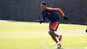 Yerry Mina, durante un entrenamiento con el Barça en Sant Joan Despí.