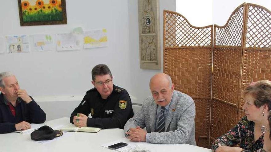 García Bermejo y el comisario con la Asociación.