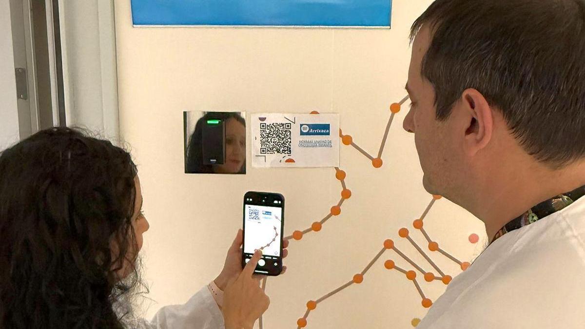 Profesionales comprueban el funcionamiento de los QR.