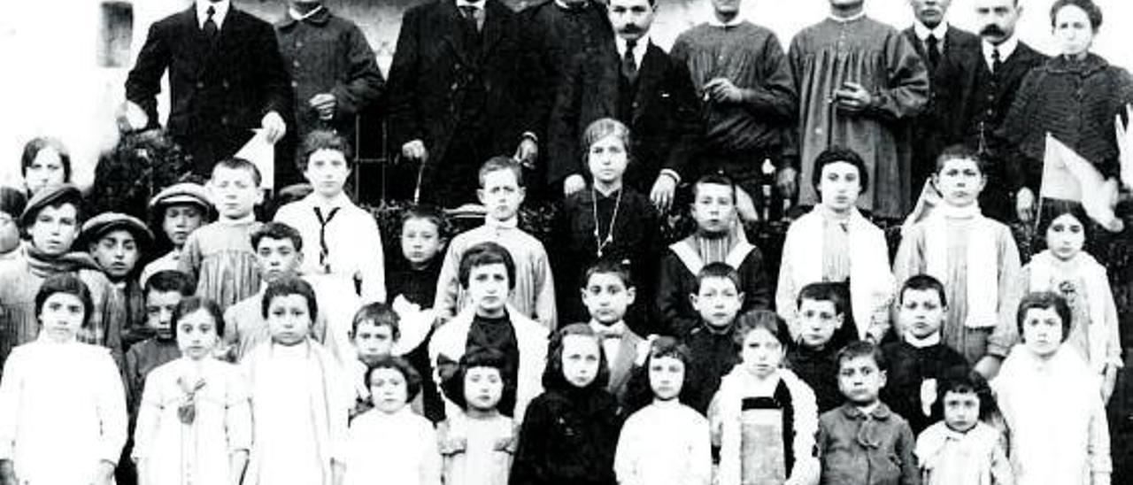 Grup escolar de principi de segle entre les quals es trobaria l’afortunada per la loteria Rita Molina. | AJUNTAMENT ALGAR