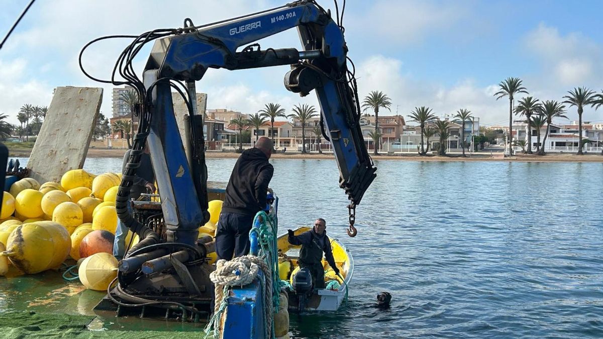 Empleados de la UTE contratada por la Comunidad se encargan del balizamiento de las playas en el Mar Menor.