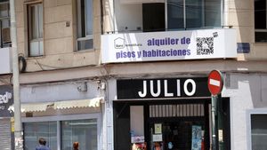 Un piso con un cartel de una agencia inmobiliaria, ubicado en la ciudad de Murcia.