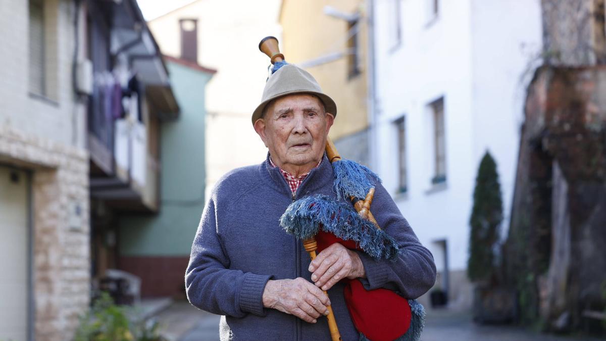 VIDEO: Reportaje con Maximino Álvarez, un vecino de 96 años que acaba de restaurar una gaita de 100 años y sigue tocando