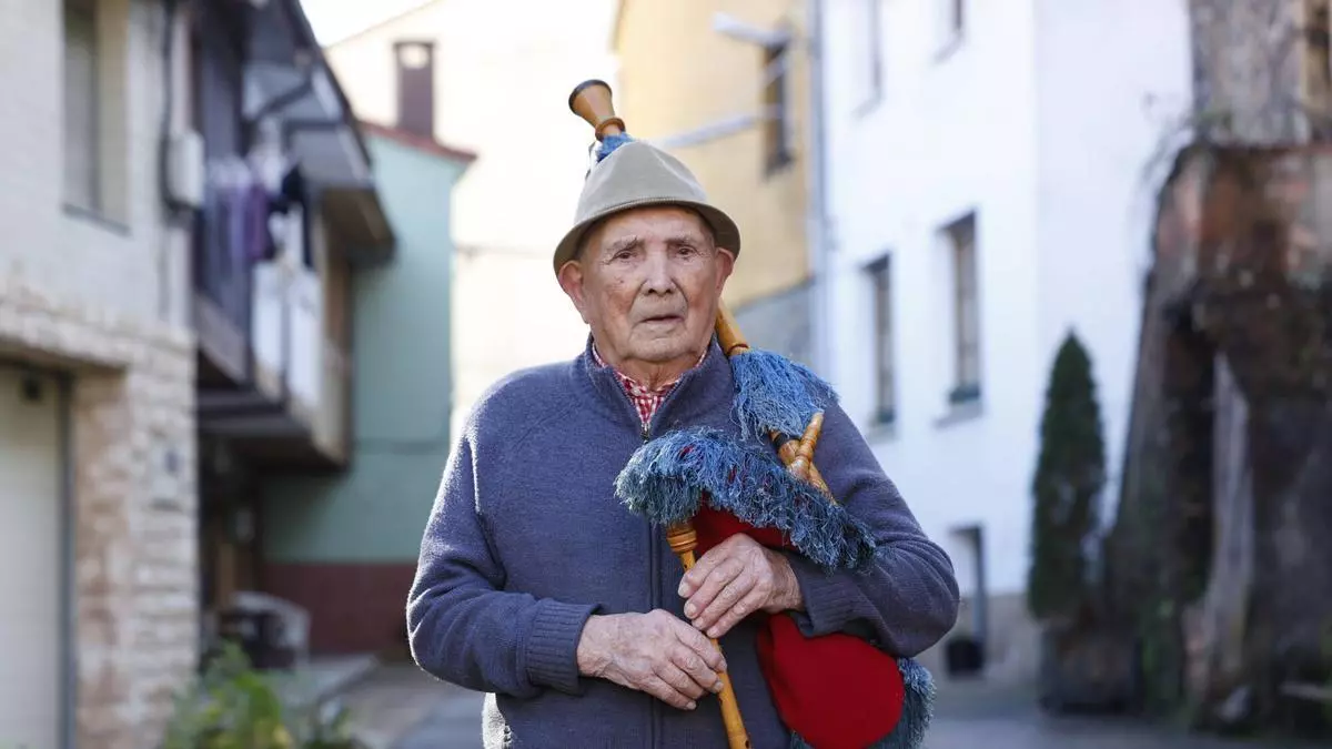 Maximino Álvarez, el nonagenario asturiano que quiso regalar, "antes de morir", una gaita de 120 años de historia a su bisnieta: "Me quedo tranquilo"