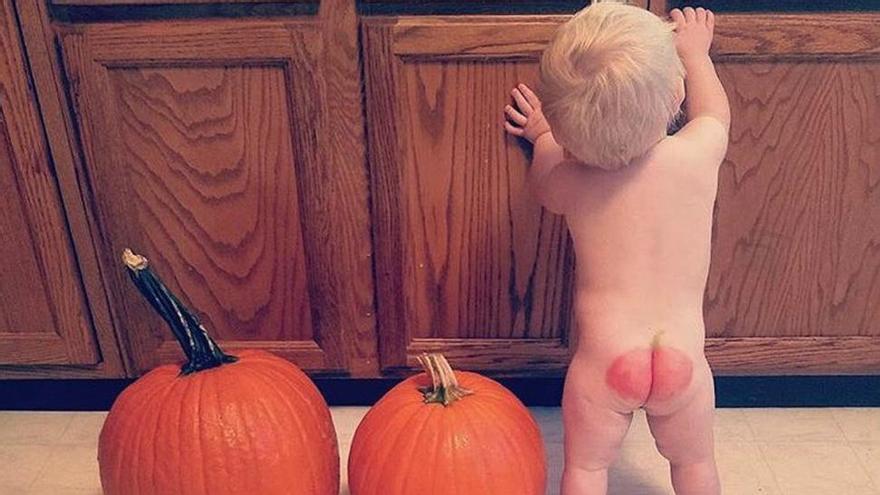 La última moda de internet: pintar una calabaza en el culo de tu bebé