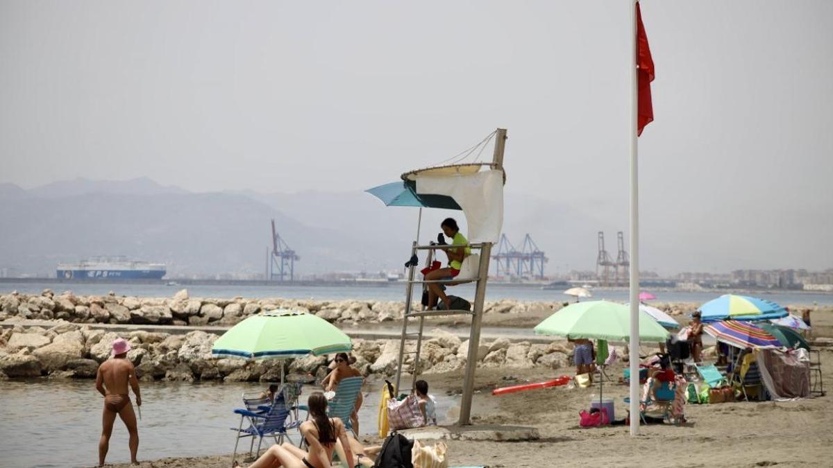 La bandera roja ondeaba en un puesto de socorrismo en la playa de Pedregalejo.