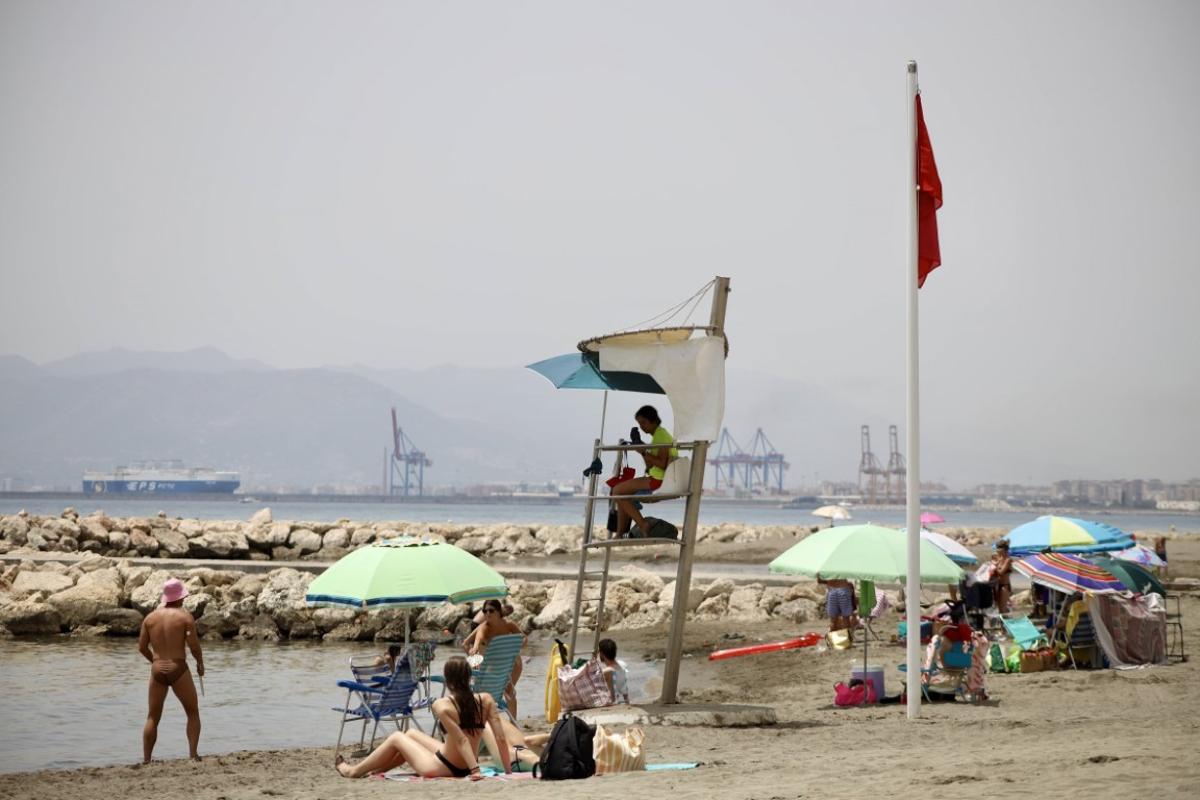 La bandera roja ondeaba en los puestos de socorrismo de las playas de Pedregalejo y El Palo.