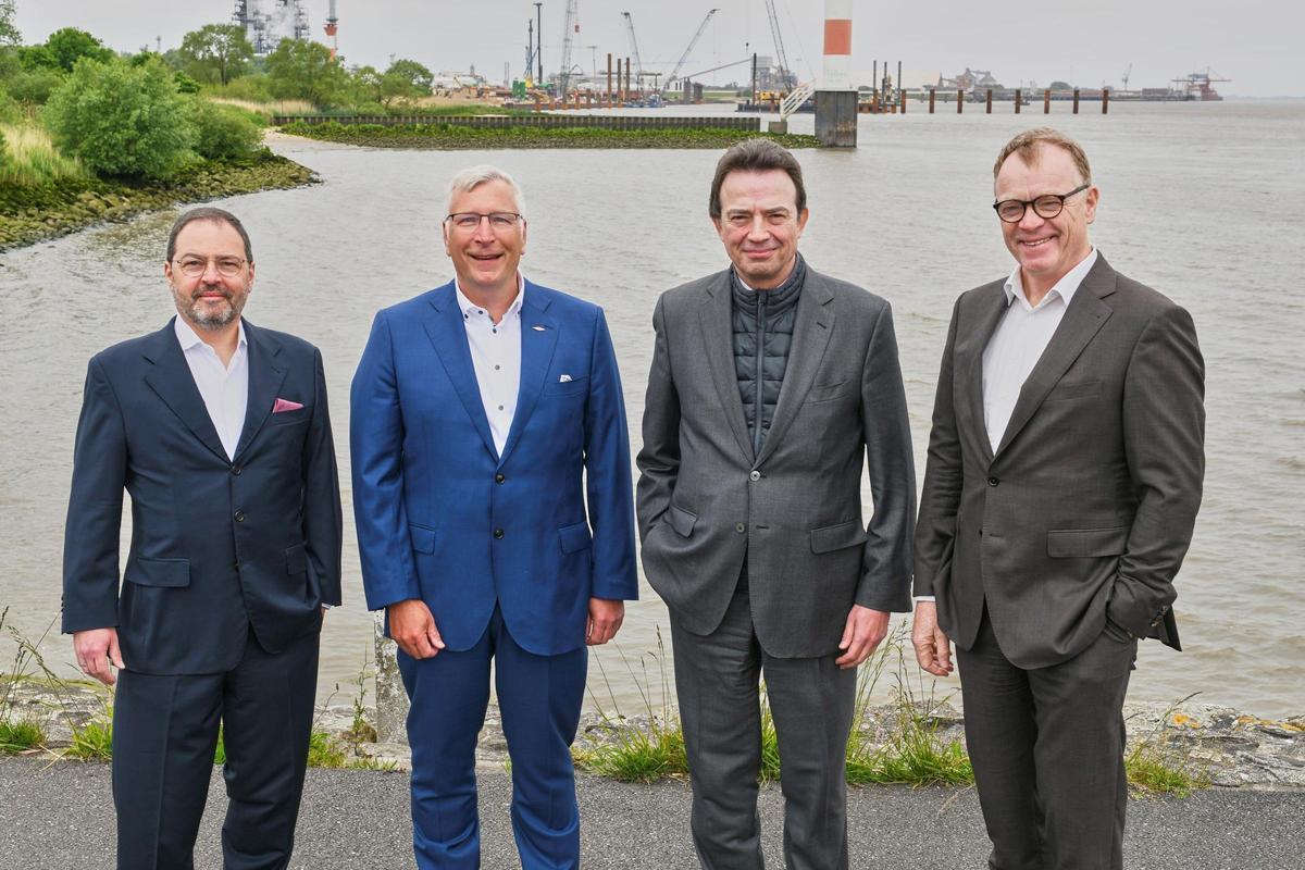 En Stade (Alemania) de izquierda a derecha: Carsten König, Director General de Partners Group; Dieter Schnepel, Director General de DOW; Arturo Gonzalo, Consejero Delegado de Enagás; y Johann Killinger, Director General de HEH y propietario de Buss Group. En Stade (Alemania) de izquierda a derecha: Carsten König, Director General de Partners Group; Dieter Schnepel, Director General de DOW; Arturo Gonzalo, Consejero Delegado de Enagás; y Johann Killinger, Director General de HEH y propietario de Buss Group.