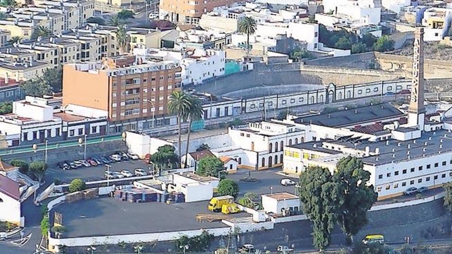 Arehucas, con la explanada a la izquierda que acogerá el nuevo edificio.
