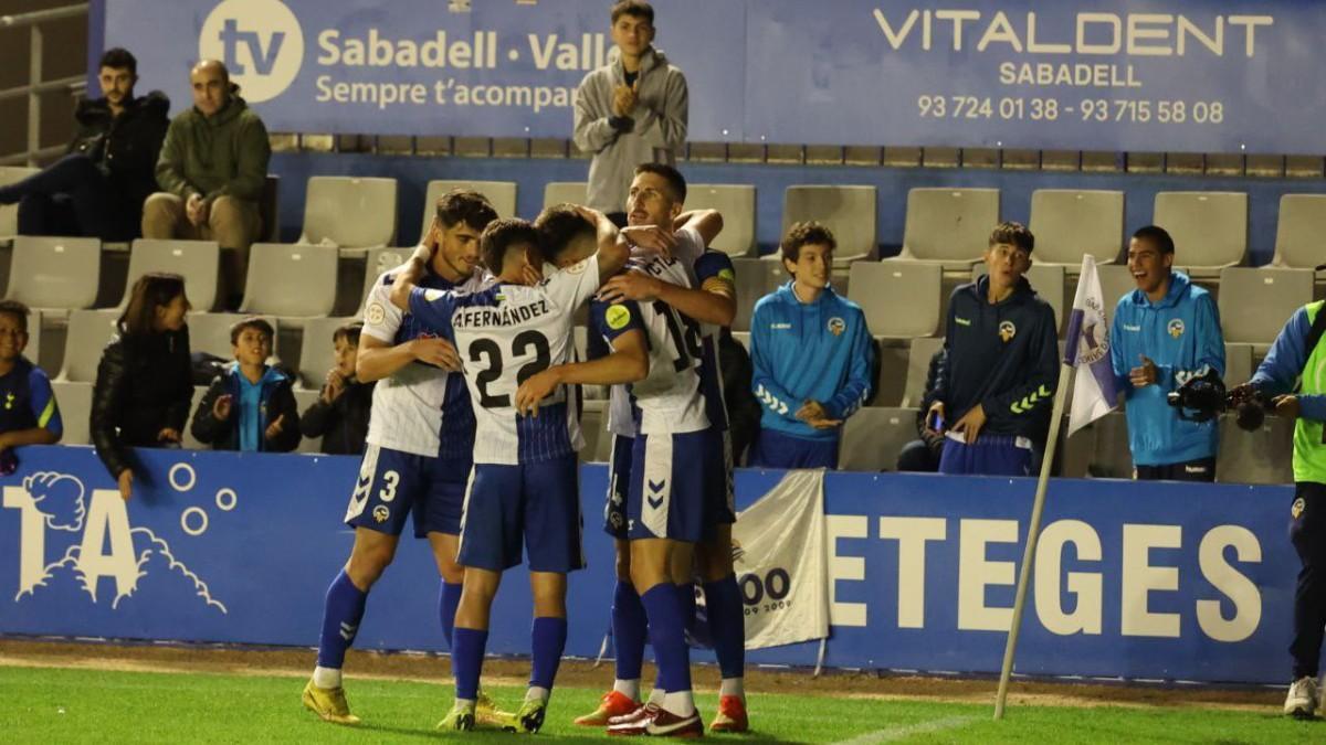 Los jugadores del Sabadell celebran un gol esta temporada