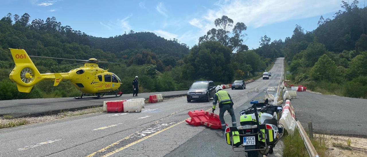 El helicóptero desplazado para evacuar al hombre. // FdV