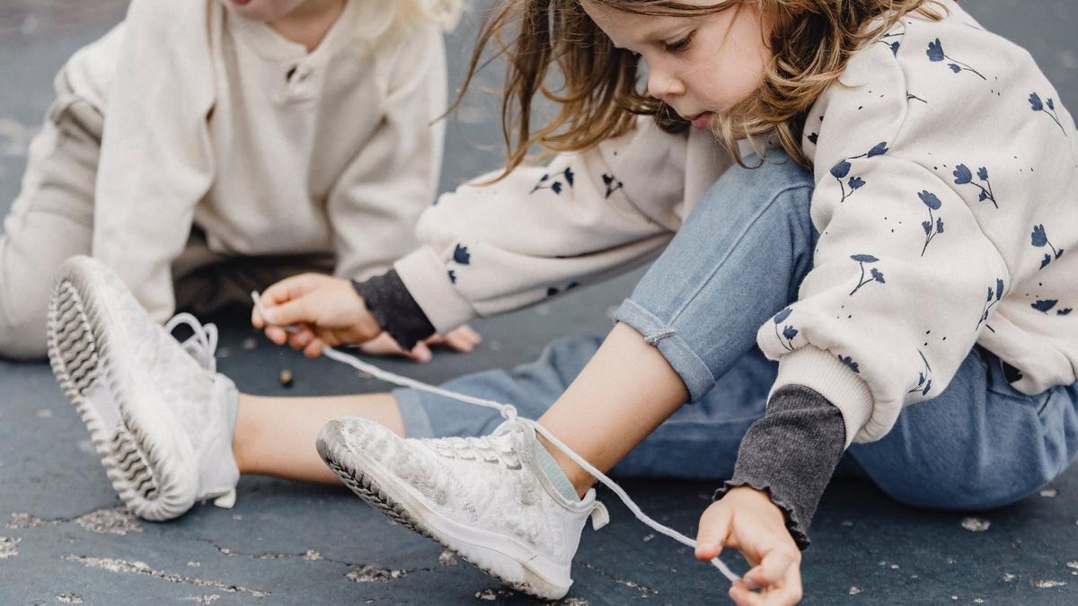 Cinco trucos para enseñar a los niños a atarse los cordones