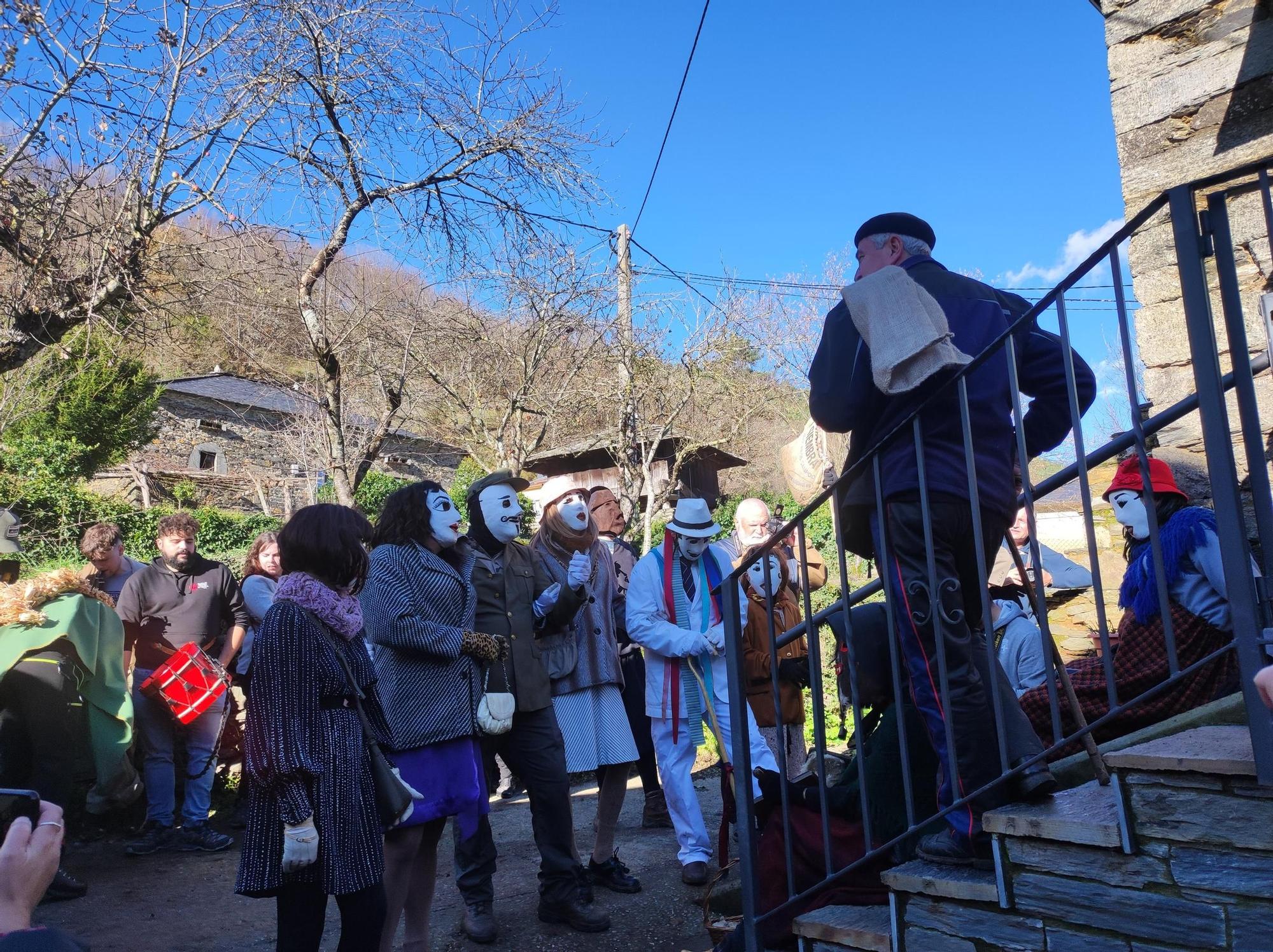 Rodrigo Cuevas recibe el "Choqueiro de Os Reises 2023" en plena mascarada