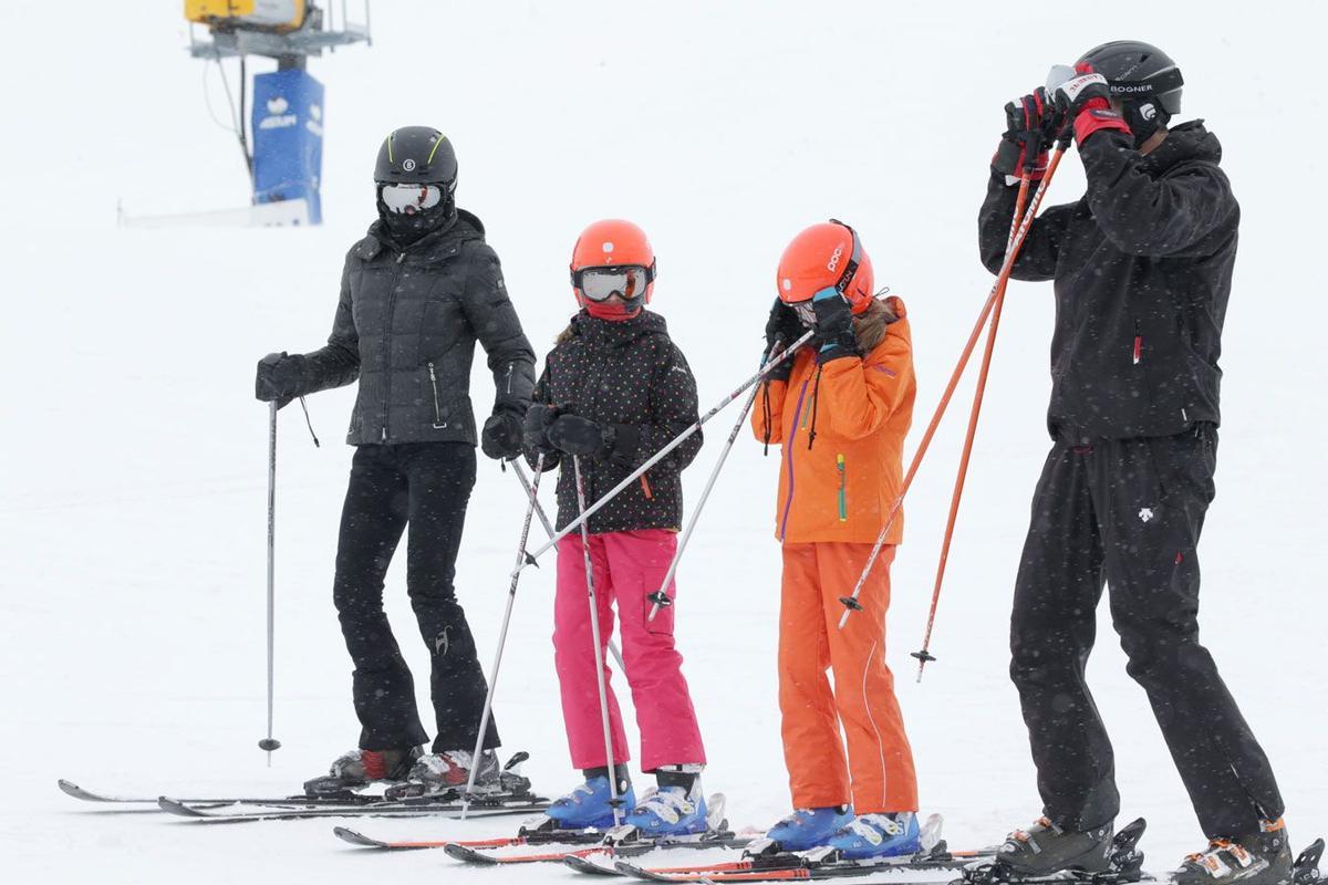 La Familia Real esquiando en Astún