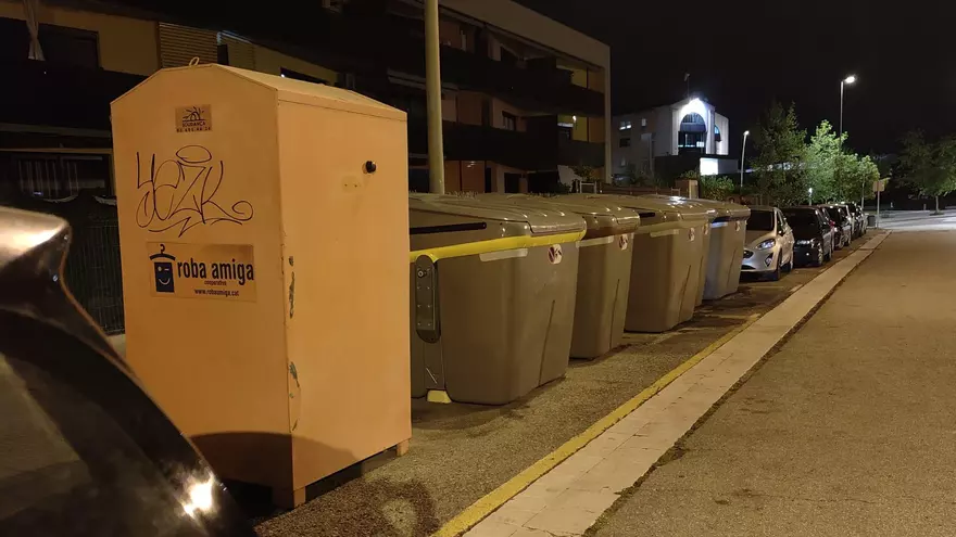 Una persona ferida a Manresa en caure-li a sobre un contenidor de la roba usada