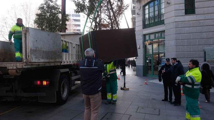 Colocación de jardineras antiterroristas en la entrada de Santa Clara.