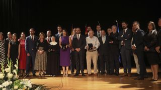 Rezan en el escenario tras recibir un premio en Sagunt... y el edil de EU-Podem se marcha