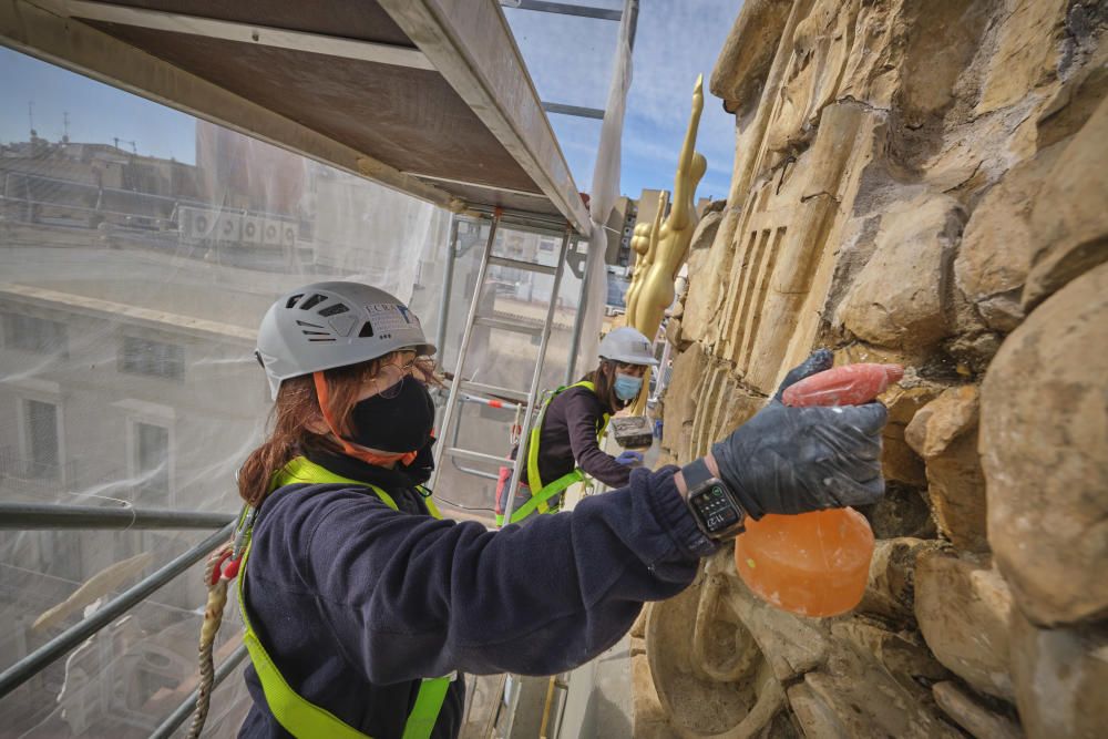 Restauració de l''escut de la façana del Teatre-Mus