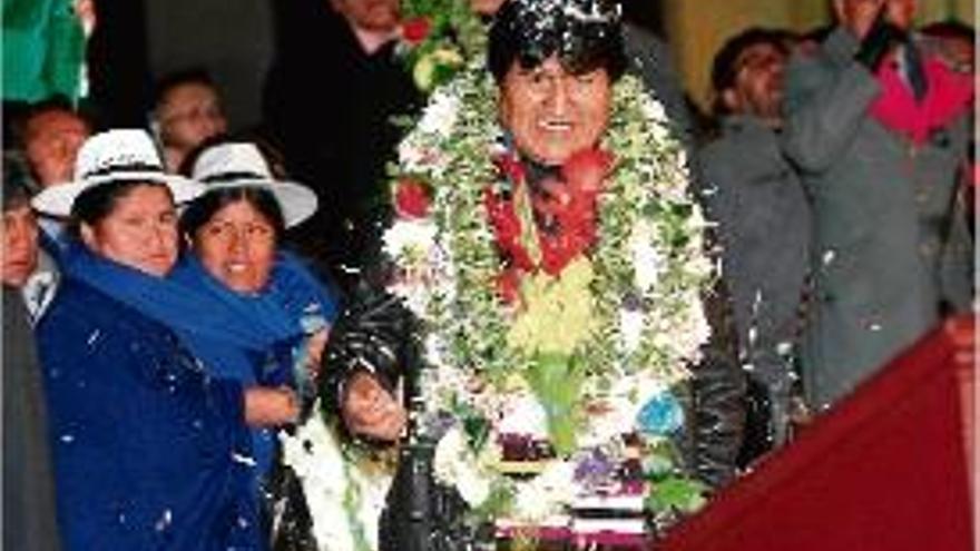 Morales arribant a Bolívia després d&#039;haver estat retingut a Viena.