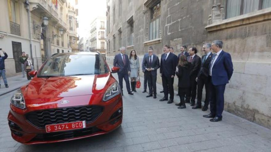 Puig y el presidente de Ford Europa llegan en el nuevo Kuga al Palau de la Generalitat