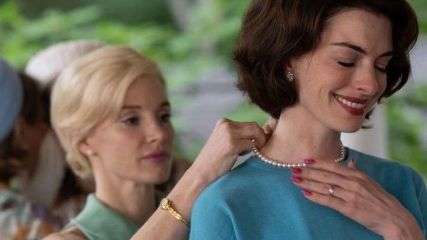 Jessica Chastain condecora a Anne Hathaway en ‘Vidas perfectas’.