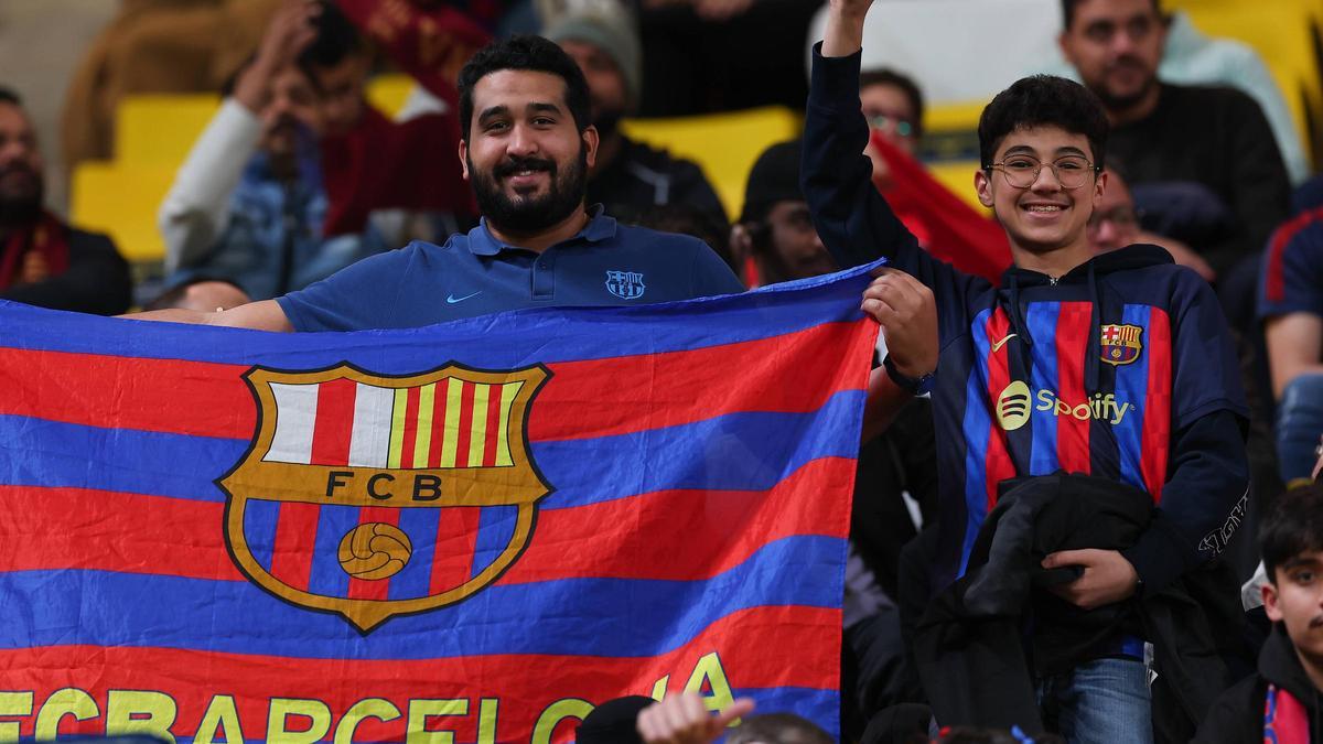 Dos aficionados del Barça durante la semifinal de la Supercopa frente a Osasuna, en Riad.